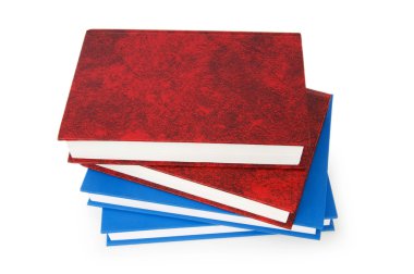 Beyaz arkaplanda izole kitap yığını