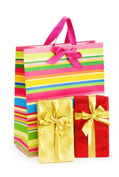 Gestreepte geschenk tas geïsoleerd op de witte achtergrond — Stockfoto