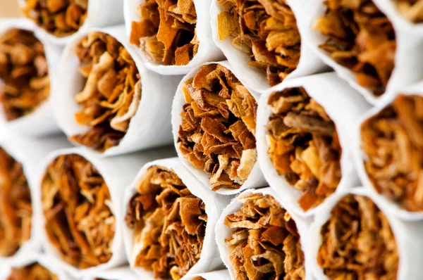 Nahaufnahme des Zigarettenrauchens als Anti-Raucher-Konzept — Stockfoto