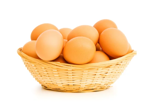 Brązowe jajka w koszyku na białym — Zdjęcie stockowe