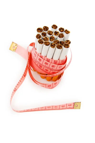 Tupakointi käsite mittanauha ja savukkeet — kuvapankkivalokuva