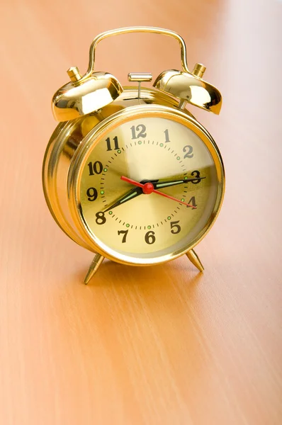 Reloj despertador en la mesa de madera — Foto de Stock
