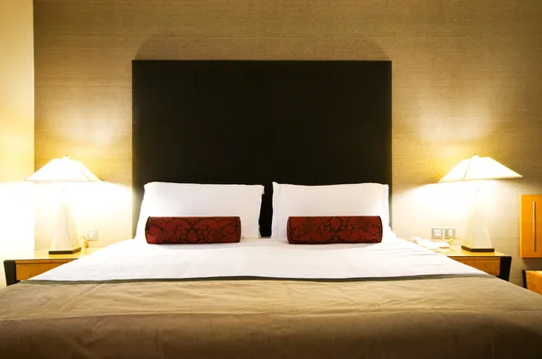 Double bed in de hotelkamer — Stockfoto