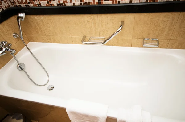 Vanou a sprchovým koutem v koupelně — Stock fotografie