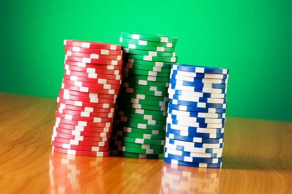Pila de fichas de casino contra el fondo gradiente — Foto de Stock