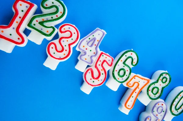 Candele di compleanno sullo sfondo colorato — Foto Stock
