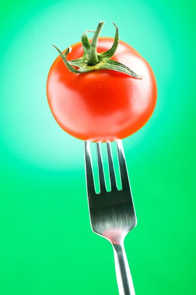 Червоний помідор на градієнтному фоні — стокове фото