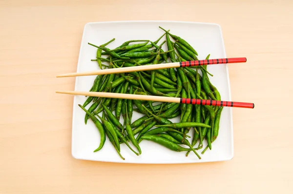 Paprika panas dengan sumpit dan piring — Stok Foto