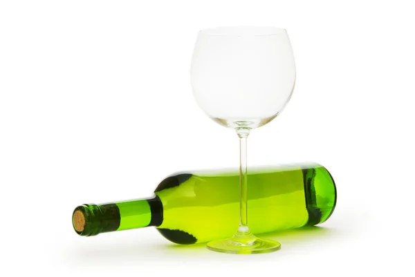 Vino y copa aislados sobre fondo blanco — Foto de Stock