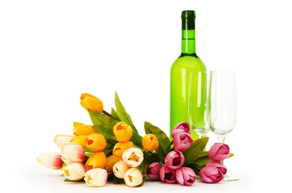 Wina i kwiaty na białym tle na białym tle — Zdjęcie stockowe