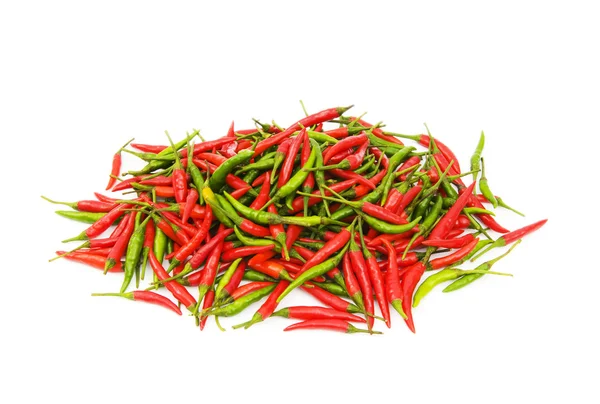 Rote und grüne Paprika isoliert auf der weißen — Stockfoto