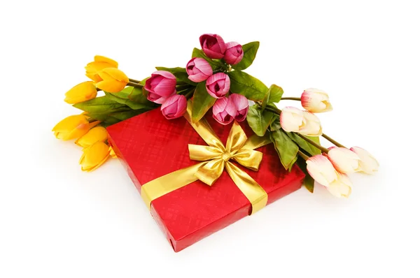 Giftbox και λουλούδια που απομονώνονται σε λευκό φόντο — Φωτογραφία Αρχείου