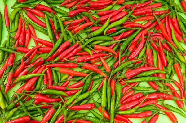 Latar belakang yang terbuat dari paprika hijau dan merah — Stok Foto