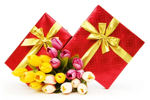 Giftbox e flores isoladas no fundo branco — Fotografia de Stock