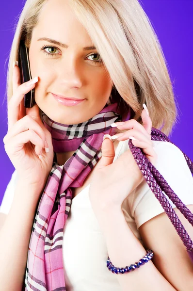 Blond tjej prata i mobiltelefon — Stockfoto