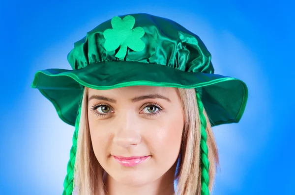 Saint-Patrick-Day-Konzept mit jungen Mädchen — Stockfoto