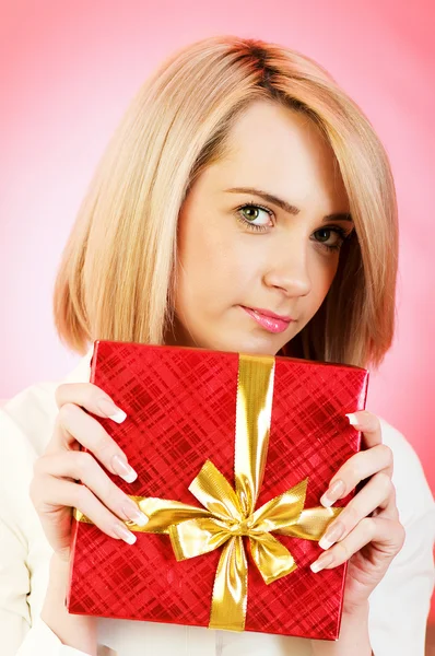 Jeune femme avec boîte cadeau rouge — Photo