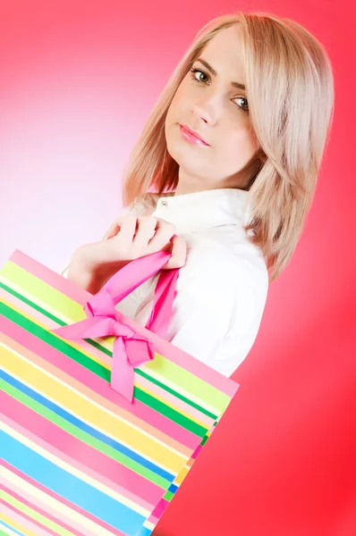 Ξανθιά κοπέλα με τσάντα για ψώνια — Φωτογραφία Αρχείου