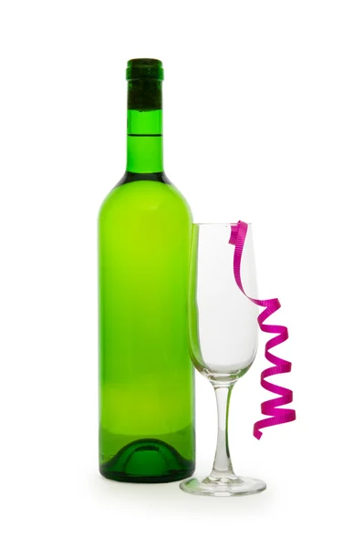 Butelka wina i szklanka z serpentyną na białym — Zdjęcie stockowe