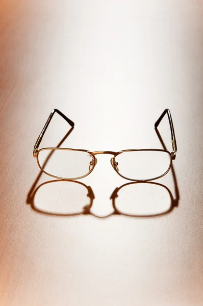 Lectura de gafas sobre fondo de madera — Foto de Stock
