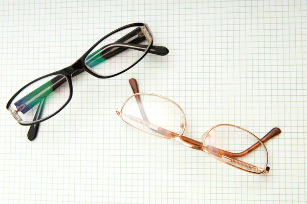 Lendo óculos na página preta — Fotografia de Stock
