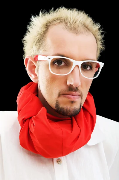 Чоловік з червоним шарфом на чорному — стокове фото
