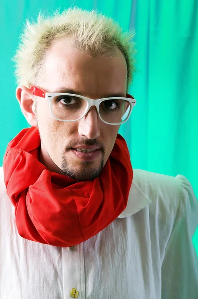 Homem com cachecol vermelho contra fundo colorido — Fotografia de Stock