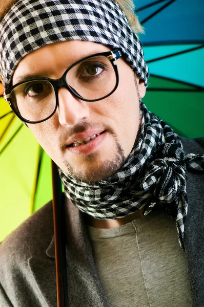 Homem com óculos em estúdio de tiro — Fotografia de Stock