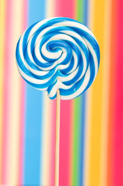 Барвистий льодяник на барвистому фоні — стокове фото