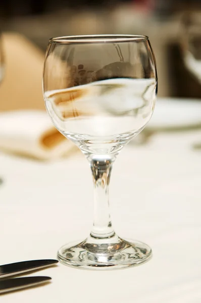 Wijnglazen op tafel - ondiepe velddiepte — Stockfoto