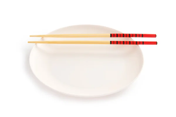 Концепция азиатской кухни с тарелками и палочками — стоковое фото