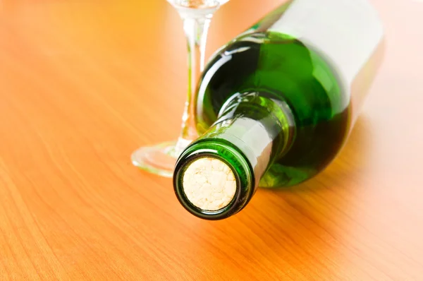 Μπουκάλι κρασί στο ξύλινο τραπέζι — Φωτογραφία Αρχείου
