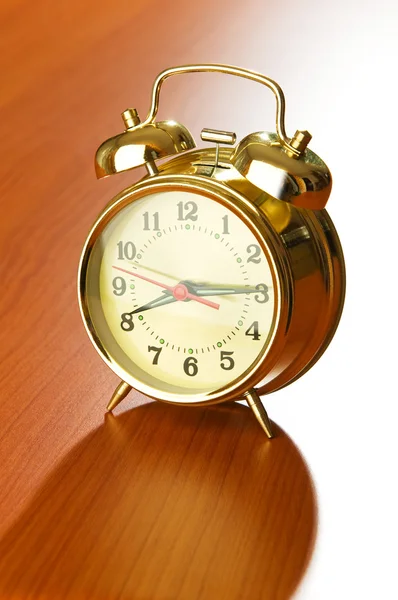 Relógio de alarme na mesa de madeira — Fotografia de Stock