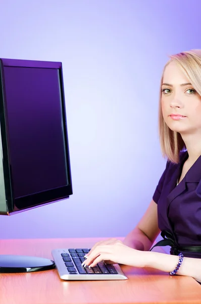 Student working at the computer — Stock Photo, Image