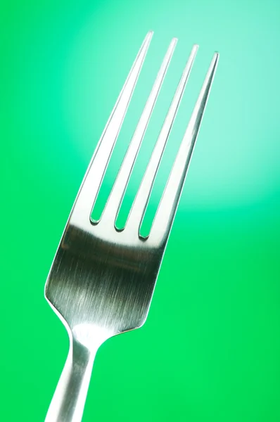 Zilveren vork tegen de achtergrond van de kleur voor de kleurovergang — Stockfoto