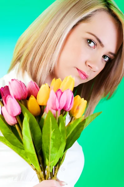 Ung flicka med tulpanerna färgstarka bakgrund — Stockfoto