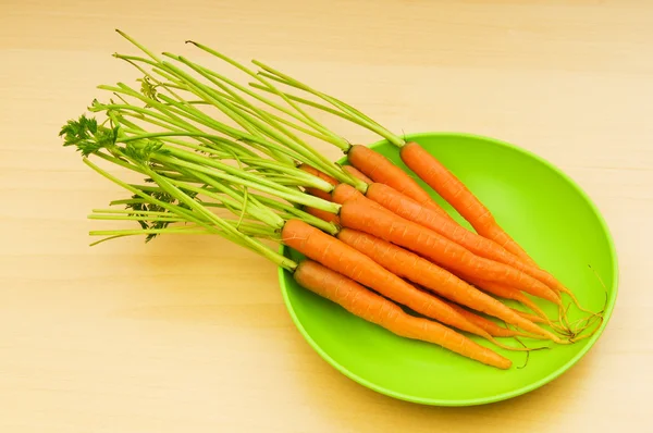 Φρέσκα καρότα στο ξύλινο τραπέζι — Φωτογραφία Αρχείου