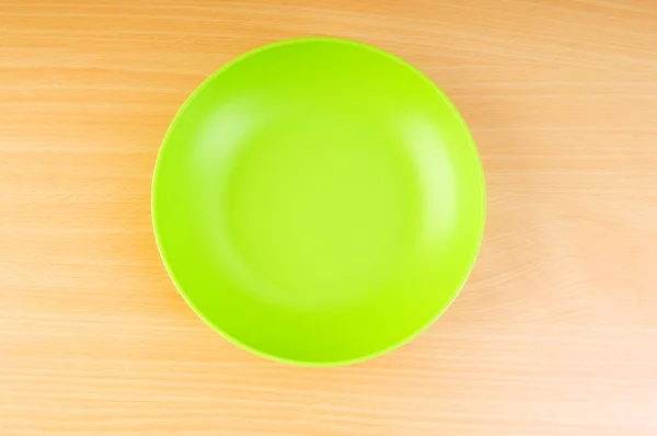 Пустая тарелка на деревянном столе — стоковое фото