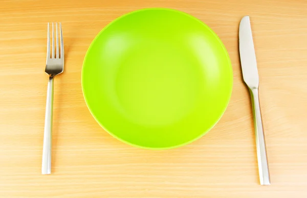 Deska s nádobím na dřevěný stůl — Stock fotografie