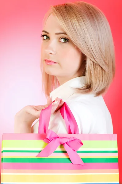 Blond dziewczynka z torbą na zakupy — Zdjęcie stockowe