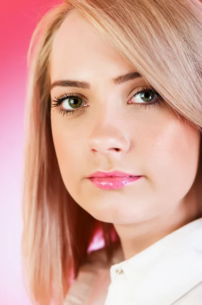 Blonďatá dívka barevné pozadí — Stock fotografie