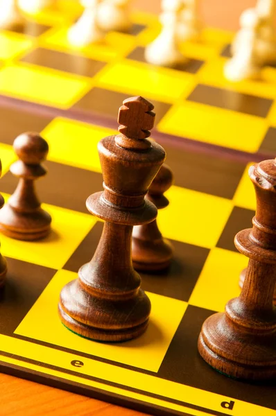 Conjunto de figuras de xadrez no tabuleiro de jogo — Fotografia de Stock