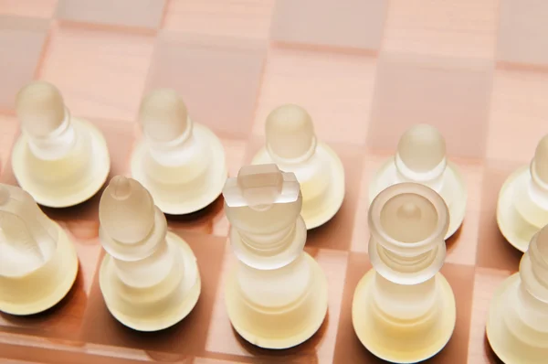 Набор шахматных фигур на игровой доске — стоковое фото