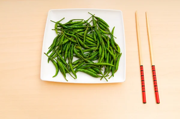 箸とプレートの唐辛子 — ストック写真