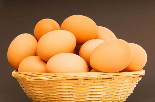 Panier d'œufs sur le fond coloré — Photo
