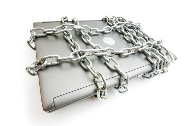 Dizüstü bilgisayar ve zincir ile bilgisayar güvenliği kavramı