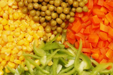 Mısır, havuç, biber ve bezelye salatası yakın çekim