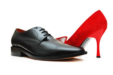 Siyah erkek ayakkabı ve üzerinde beyaz izole kırmızı kadın ayakkabı