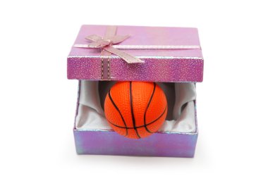Basketbolda üzerinde beyaz izole hediye kutusu