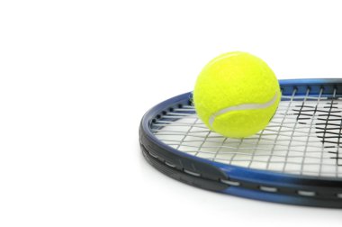 Tenis ve üzerinde beyaz izole topları